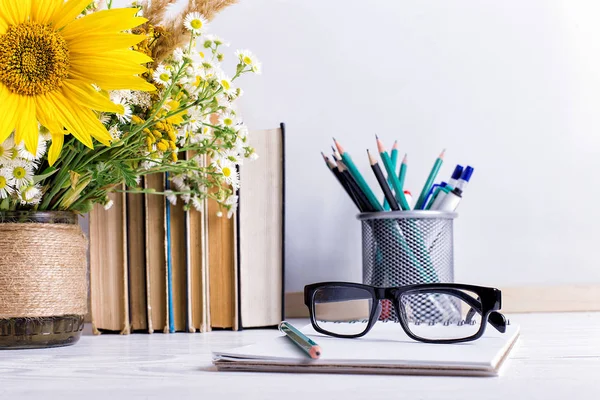 白板上的花瓶里放着书 眼镜 记号和一束鲜花 教师节和9月1日的概念 复制空间 图库照片 C Maverick Pl