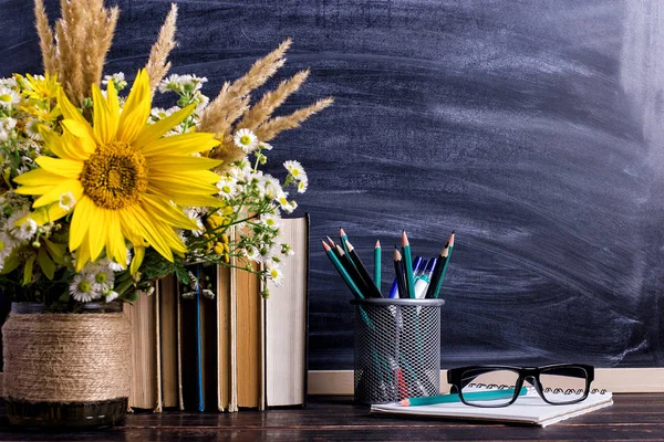 교사의 날 휴일 인사말 아이콘입니다. 교육 지식 개념. 테이블 빈 복사 공간에 나무 분필 보드 프레임과 꽃병 꽃다발. — 스톡 사진