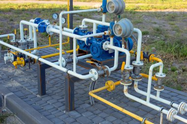 Basınç göstergeleri ile farklı renklerde birçok karışık gaz boruları. Gaz dağıtım birimi. Endüstriyel endüstriyel arka plan.