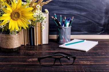 Öğretmen günü tatil tebrik simgesi. Eğitim bilgi kavramı. Ahşap tebeşir tahtası çerçeve ve vazo buketi masa boş kopyalama alanı.