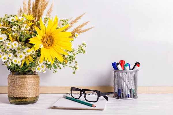 Leraar dag vakantie groet pictogram. Onderwijs kennis concept. Houten Chalk Board frame en vaas boeket op tafel lege ruimte kopiëren. — Stockfoto