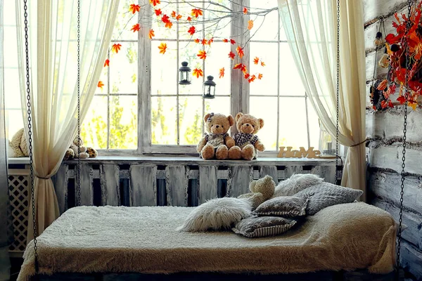 Wiszące łóżko na łańcuchach, stylowe słodkie wnętrze sypialni. — Zdjęcie stockowe