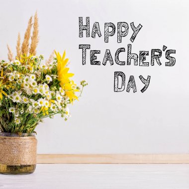 El yapımı vazoda kır çiçekleri, sekmede beyaz bir arka plan üzerinde