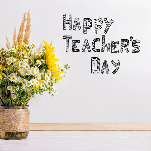 El yapımı vazoda kır çiçekleri, sekmede beyaz bir arka plan üzerinde