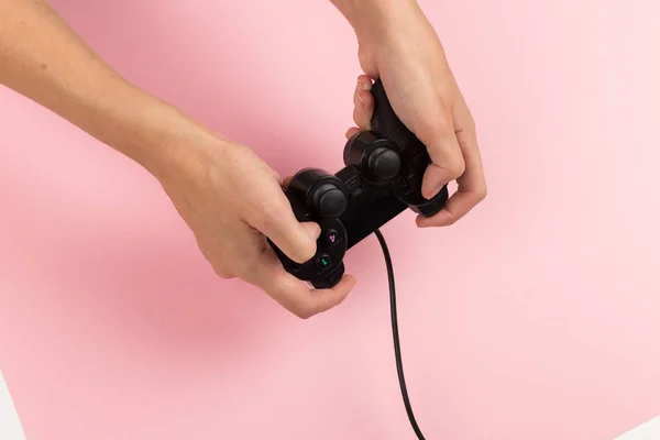 Kobiece ręce trzymać Gamepad na różowym tle. Koncepcja Weekendowa, hobby dla graczy. Kopiuj przestrzeń. — Zdjęcie stockowe