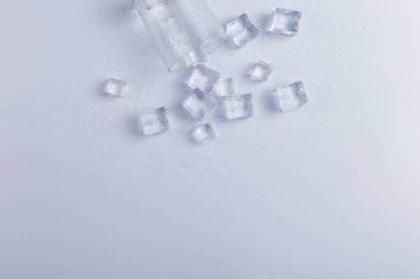 Beyaz bir arka plan üzerinde, buz ile boş ters düşmüş cam.