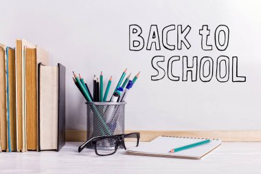 Beyaz tahtadaki yazıt tabelası, Okula Dönüş. Kitap ve gözlük özellikleri ile bir tablo yazmak için.