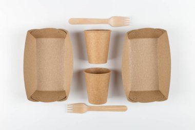 Ekolojik kağıt gereçleri, doğal olarak çürümüş malzemeler. Tabaklar, bardaklar ve ahşap çatallar, piknik için doğal bir set.