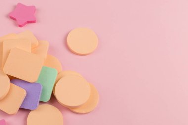 Sünger bir sürü, vakıf veya toz uygulamak için güzel bir blender. Düz pembe bir arka plan üzerinde yatıyordu, kopyalama alanı.