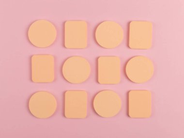 Sünger bir sürü, vakıf veya toz uygulamak için güzel bir blender. Düz pembe bir arka plan üzerinde yatıyordu, kopyalama alanı.