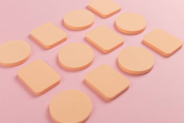 Sünger bir sürü, vakıf veya toz uygulamak için güzel bir blender. Düz pembe bir arka plan üzerinde yatıyordu, kopyalama alanı.