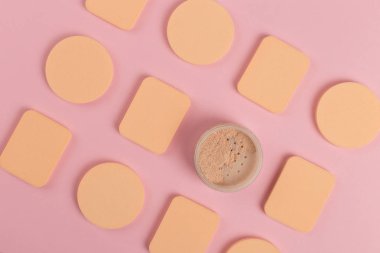 Sünger bir sürü, vakıf veya toz uygulamak için güzel bir blender. Düz pembe bir arka plan üzerinde yatıyordu, kopyalama alanı.