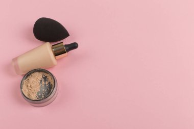 Süngerler, vakıf veya toz ve kapatıcı bir şişe uygulamak için güzel bir blender. Düz pembe bir arka plan üzerinde yatıyordu, kopyalama alanı.