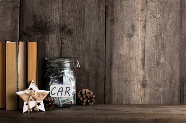 Kumbara tatil ve Noel için toplanan para dolu. Kopyalama alanı.