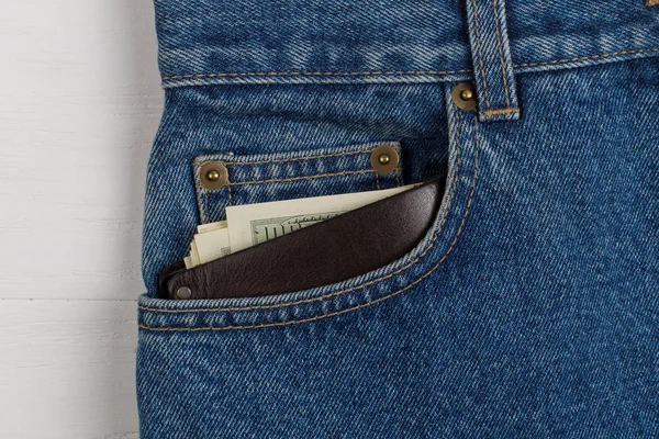 Några hundra dollarsedlar i en jeans ficka i plånboken. Begreppet förmögenhet och lön för arbete. — Stockfoto