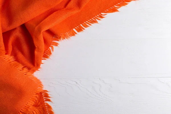 Chal cálido naranja brillante, sobre un fondo blanco, humor otoñal, espacio para copiar . — Foto de Stock