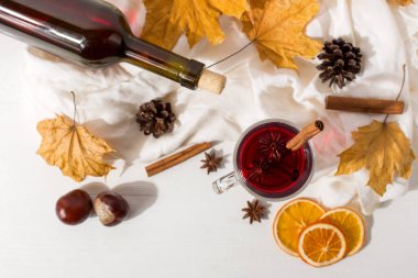Baharat, şişe, eşarp, baharat, kuru lea ile mulled şarap bir fincan