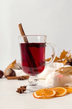Baharatlar, eşarp, baharatlar, kuru yapraklar ve ile mulled şarap bir fincan 