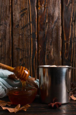 Kakao, bal, marshmallow, baharat, bir backgroun üzerinde demir kupa