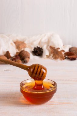 Bal, sopa, kavanoz, atkı, kuru yapraklar. Rustik tatlı sonbahar fotoğraf,