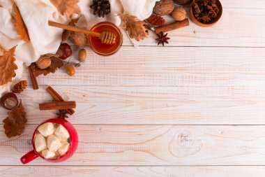 Bir eşarp arka plan üzerinde kakao ve marshmallow ile kırmızı kupa 