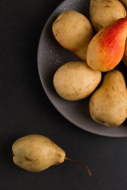 Gri bir plaka üzerinde taze sulu iştah açıcı armut, yaz kavramı, kopya alanı.