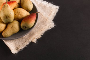 Gri bir plaka üzerinde taze sulu iştah açıcı armut, yaz kavramı, kopya alanı.