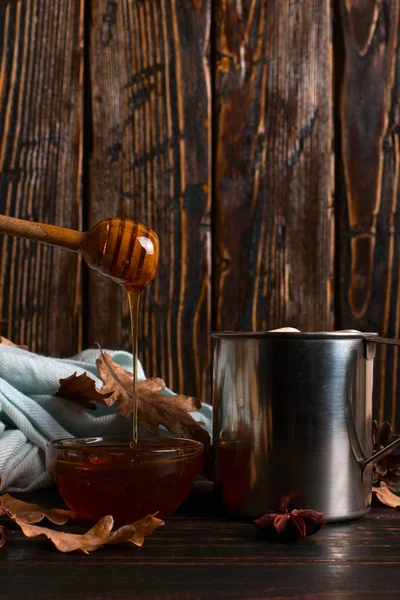 Tasse en fer avec cacao, miel, guimauves, épices, sur un fond — Photo