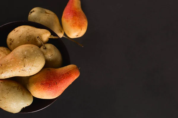 Peras apetitosas jugosas frescas en un tazón marrón, concepto del verano, espacio de la copia . — Foto de Stock