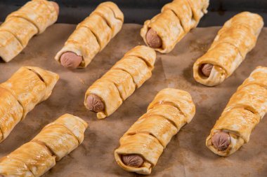 Ev yapımı hamur işleri, kendi elleriyle sosis, iştah açıcı ve basit tarifler..