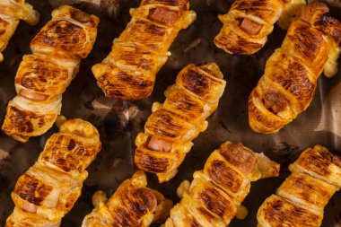 Ev yapımı hamur işleri, kendi elleriyle sosis, iştah açıcı ve basit tarifler..