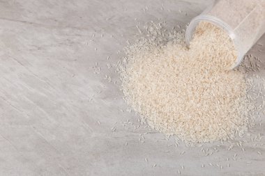 Bir kavanoz pirinç bir taş masaya saçılmış, boş, metin için bir yer..