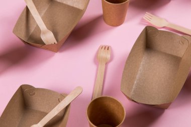 Kağıt çevre dostu kaplar, kirlenmeden, yeniden işlemek için, pembe arka planda kahverengi.