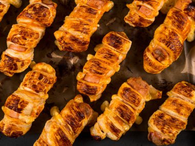 Ev yapımı hamur işleri, kendi elleriyle sosis, iştah açıcı ve basit tarifler..