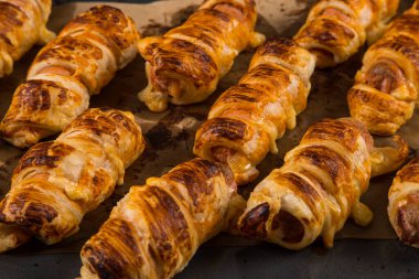 Ev yapımı hamur işleri, kendi elleriyle sosis, iştah açıcı ve basit tarifler..