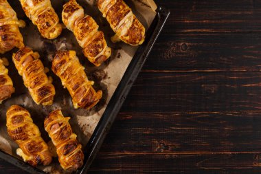 Ev yapımı hamur işleri, kendi elleriyle sosis, iştah açıcı ve basit tarifler..