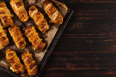 Ev yapımı hamur işleri, kendi elleriyle sosis, iştah açıcı ve basit tarifler..