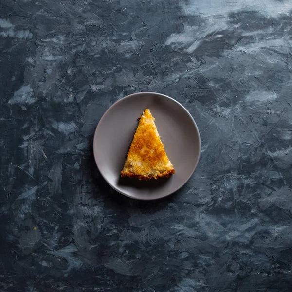Шматок Яблучного Пирога Сірій Тарілці Бетонному Фоні — стокове фото