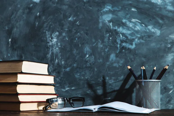 Libri Quaderni Matite Bicchieri Una Tazza Caffè Sullo Sfondo Della — Foto Stock