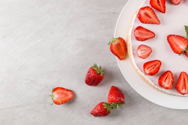 Tatlı kahvaltı, taze çilek ve nane ile nefis peynirli kek, pişirilmemiş ev yapımı tarif, taş masada. Boşluğu kopyala.