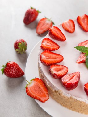 Tatlı kahvaltı, taze çilek ve nane ile nefis peynirli kek, pişirilmemiş ev yapımı tarif, taş masada. Boşluğu kopyala.