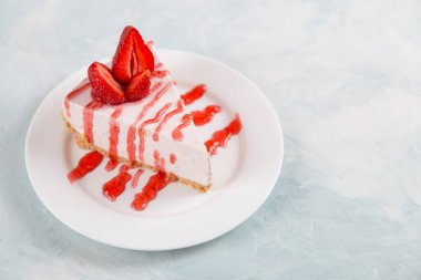 Tatlı kahvaltı, taze çilek ve nane ile nefis cheesecake, pişirilmemiş ev yapımı tarif, mavi taş masada. Boşluğu kopyala.