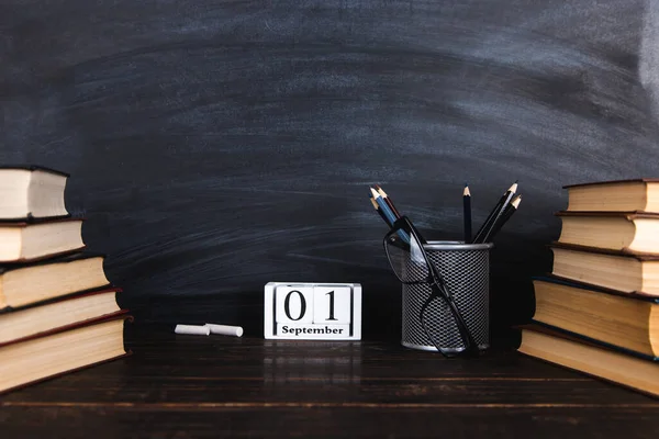 Libri Calendario Quaderni Matite Bicchieri Una Tazza Caffè Sullo Sfondo — Foto Stock