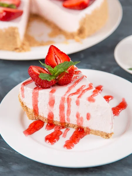 Colazione Dolce Deliziosa Torta Formaggio Con Fragole Fresche Menta Ricetta — Foto Stock