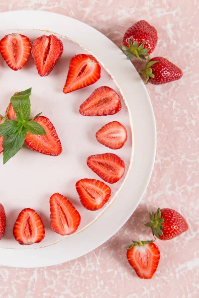 Süßes Frühstück Köstlicher Käsekuchen Mit Frischen Erdbeeren Und Minze Hausgemachtes — Stockfoto