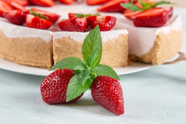 Desayuno Dulce Delicioso Pastel Queso Con Fresas Frescas Menta Receta — Foto de Stock