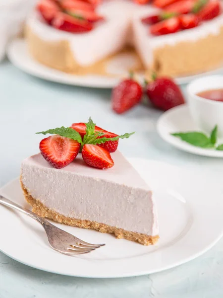 Desayuno Dulce Delicioso Pastel Queso Con Fresas Frescas Menta Receta — Foto de Stock