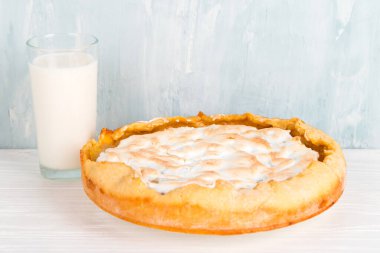 Kremalı armut turtası, ev yapımı lezzetli hamur işleri ve süt kahvaltıda tatlı, beyaz masada..