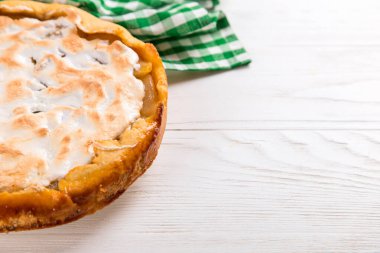 Kremalı armut turtası, yeşil peçeteli ev yapımı pastalar..