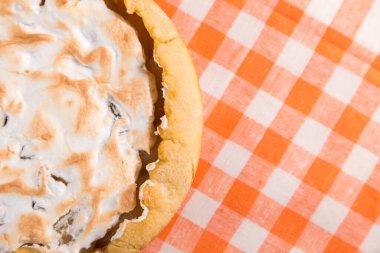 Kremalı armutlu turta, masada portakal peçeteli ev yapımı pastalar. Boşluğu kopyala.